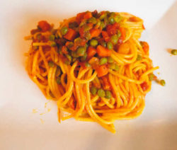 spaghetti_pomodoro_piselli_1